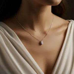 שרשרת זהב 14 קראט עם תליון יהלום מעבדה בצורת מרקיזה בשיבוץ מרחף על הצוואר - לואיזה תכשיטים.