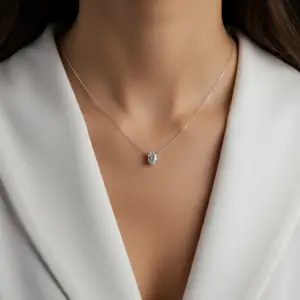 שרשרת זהב 14 קראט עם תליון יהלום מעבדה בצורת אובל בשיבוץ מרחף על הצוואר - לואיזה תכשיטים.