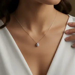 שרשרת זהב 14 קראט עם תליון יהלום מעבדה בצורת טיפה בשיבוץ מרחף על הצוואר - לואיזה תכשיטים.