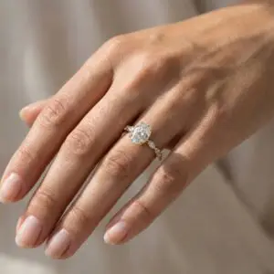 טבעת יהלום אובל עם מרקיזות