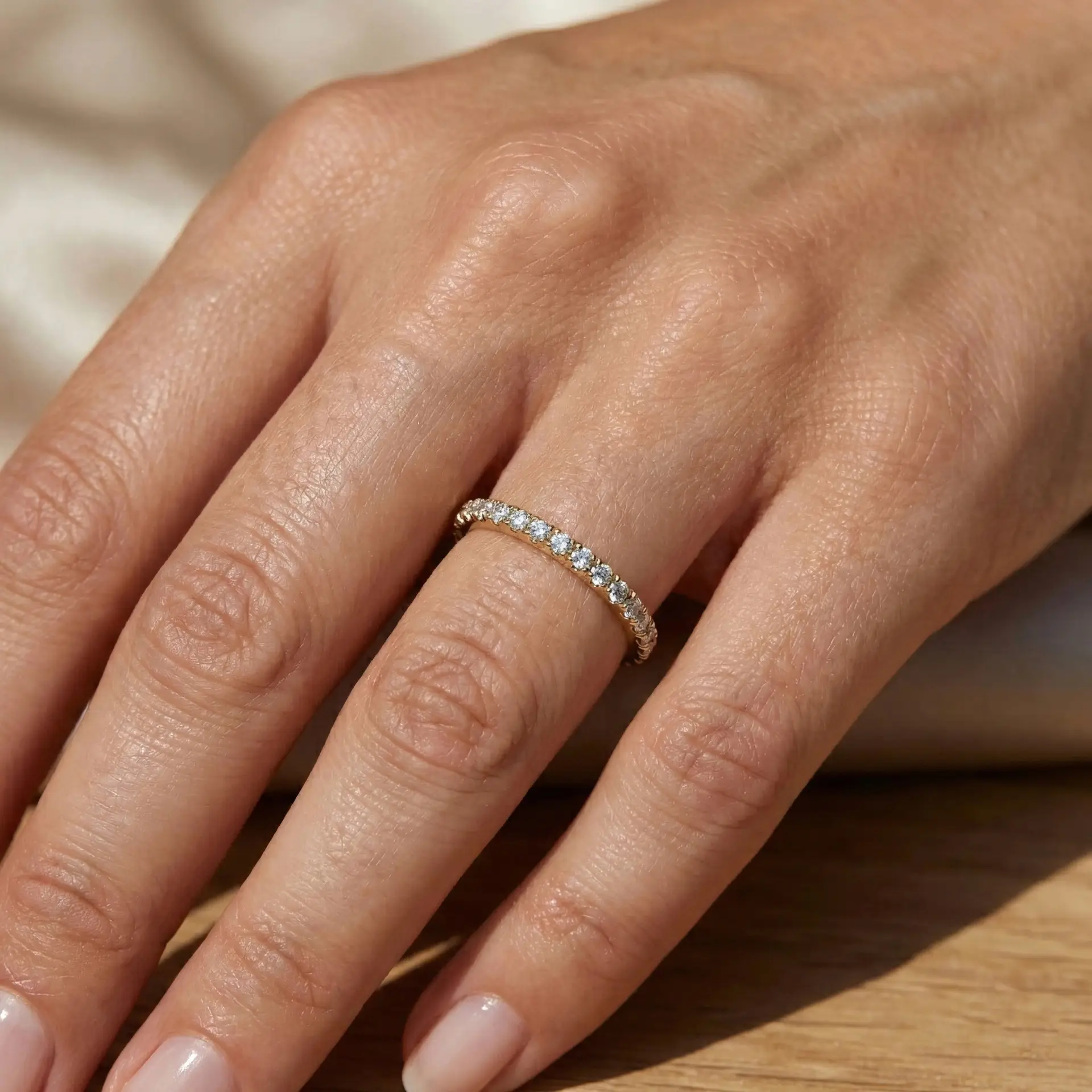 טבעת חצי איטרניטי זהב צהוב משובצת