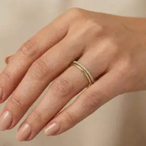 טבעת הבטחה נצחית כפולה משובצת 38 יהלומים ופס זהב עבה.