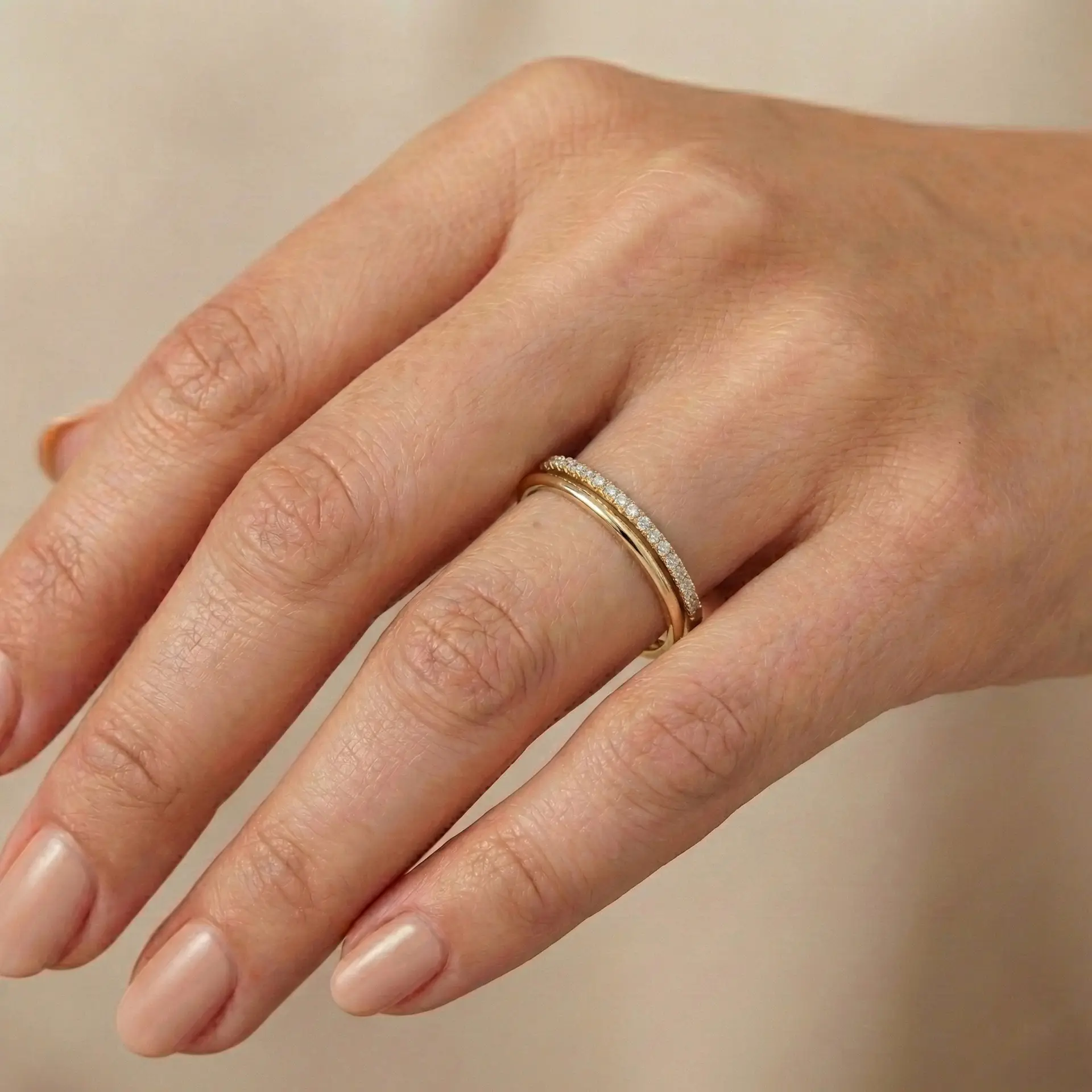 טבעת הבטחה נצחית כפולה משובצת 38 יהלומים ופס זהב עבה.