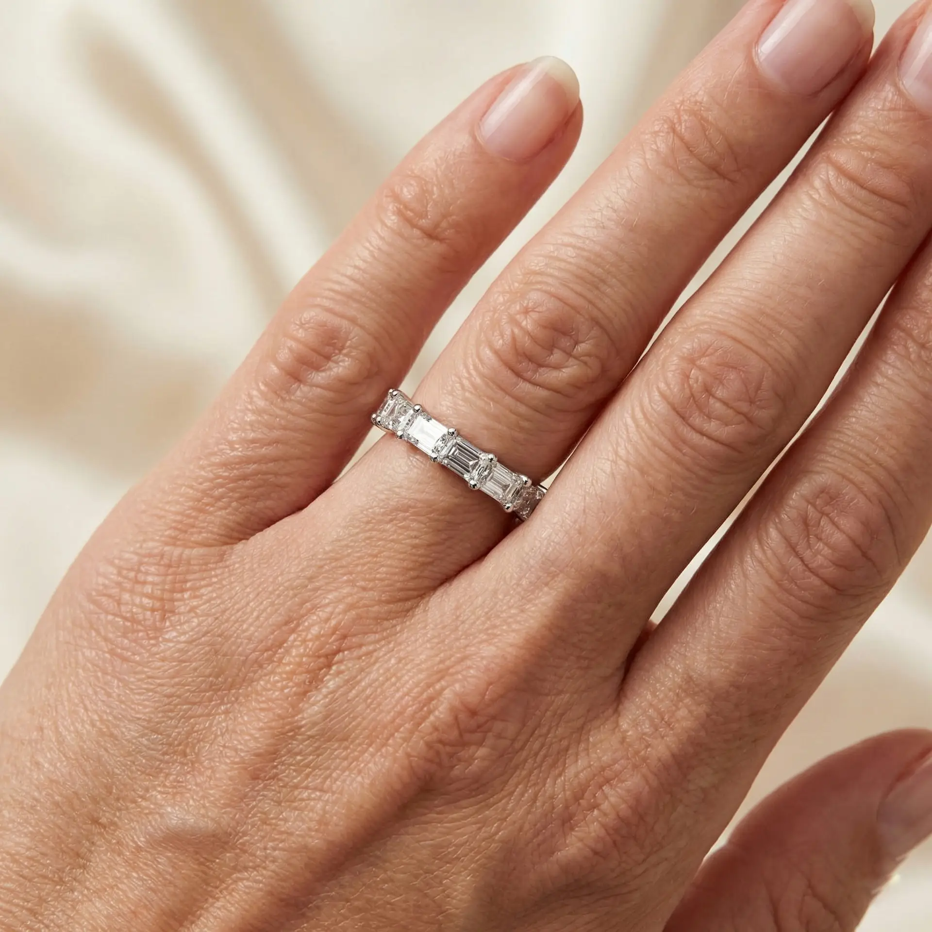 טבעת יהלומי אמרלד טבעת יהלומים אמרלד בשיבוץ אופקי מודרני