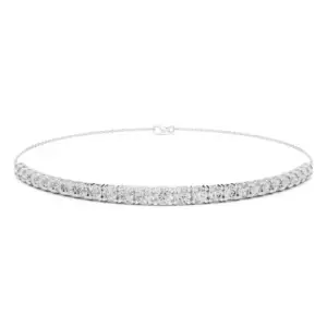 צמיד חצי טניס יהלומים המחובר לשרשרת זהב חזקה מאחור.