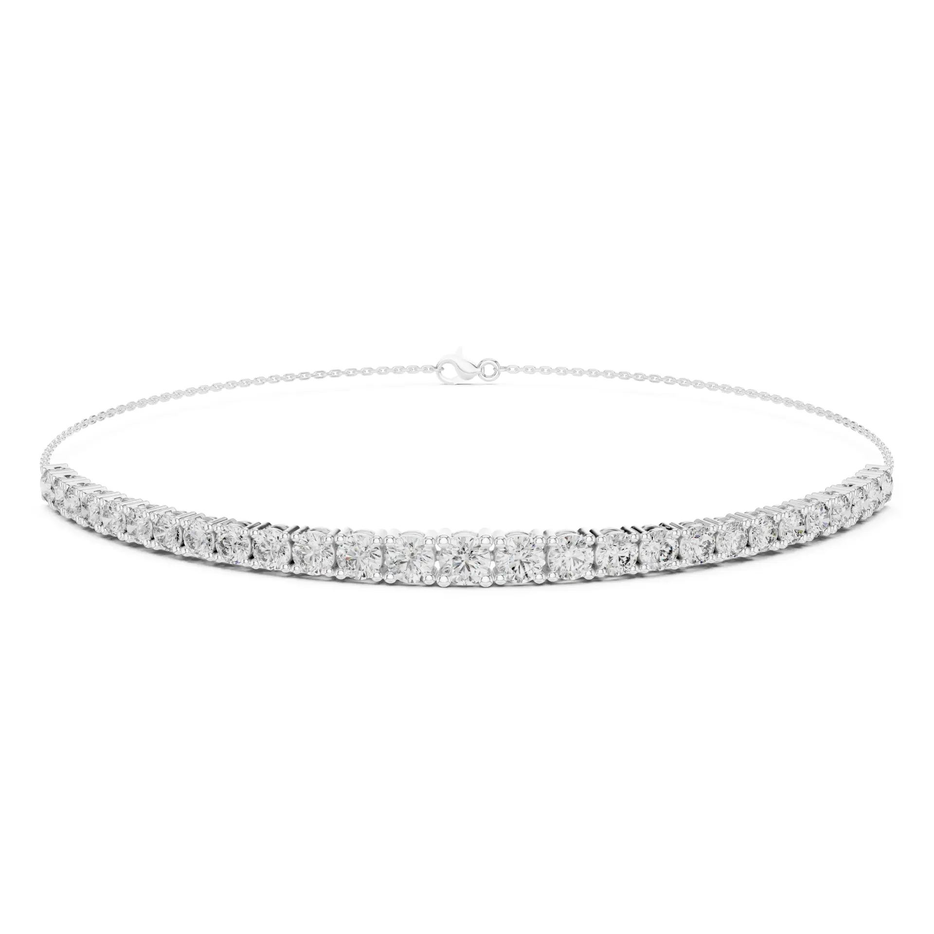 צמיד חצי טניס יהלומים המחובר לשרשרת זהב חזקה מאחור.