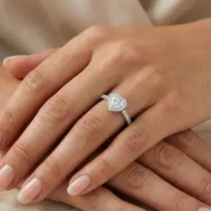 טבעת אירוסין יהלום לב 1.50 קראט עם מסגרת היילו