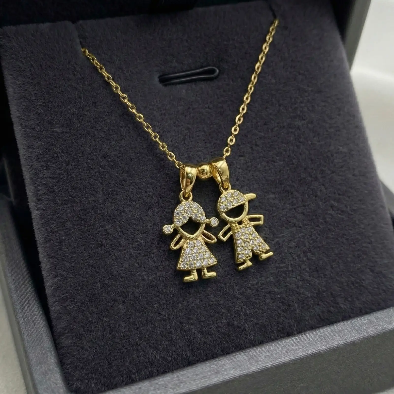 תליוני ילדים זהב בקופסת מתנה יוקרתית