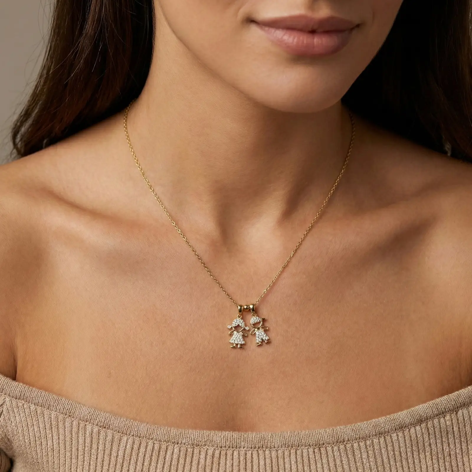 תליוני ילדים מעוצבים משובצים על צוואר דוגמנית