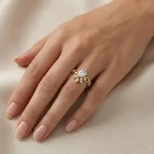 טבעת אירוסין יהלום לב עם חישוק שזור ויהלומי צד.