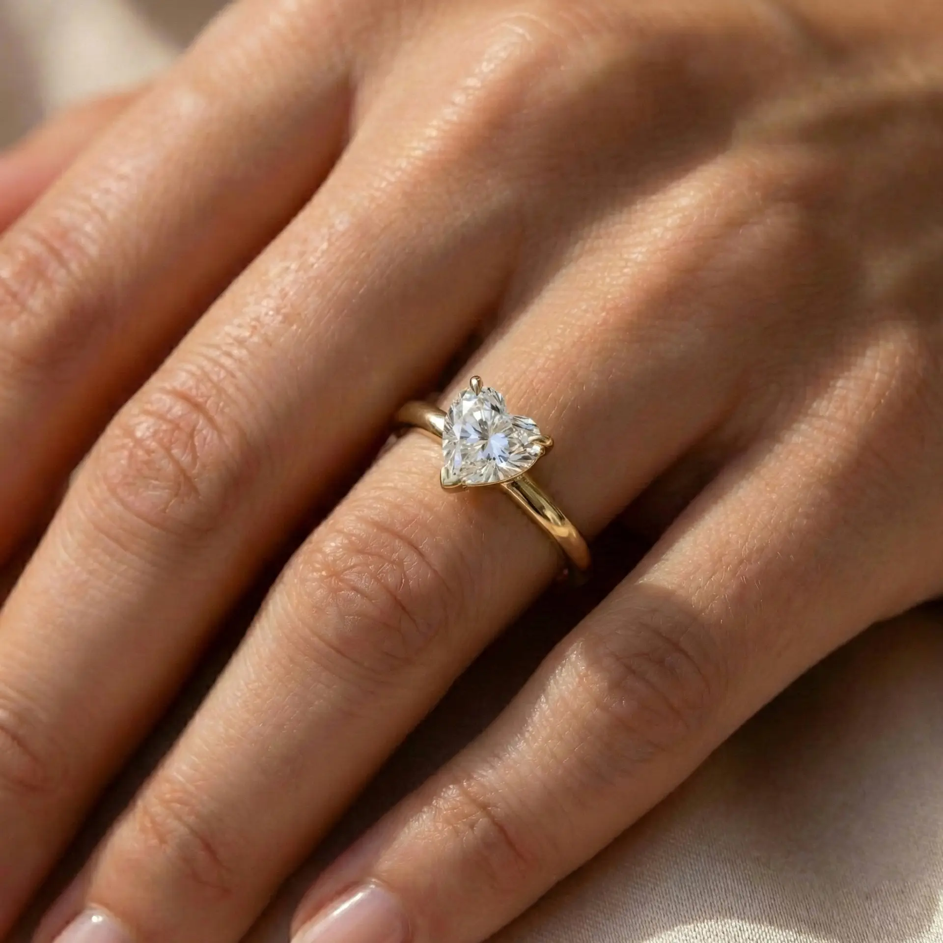 טבעת יהלום לב מהודר צהוב על יד