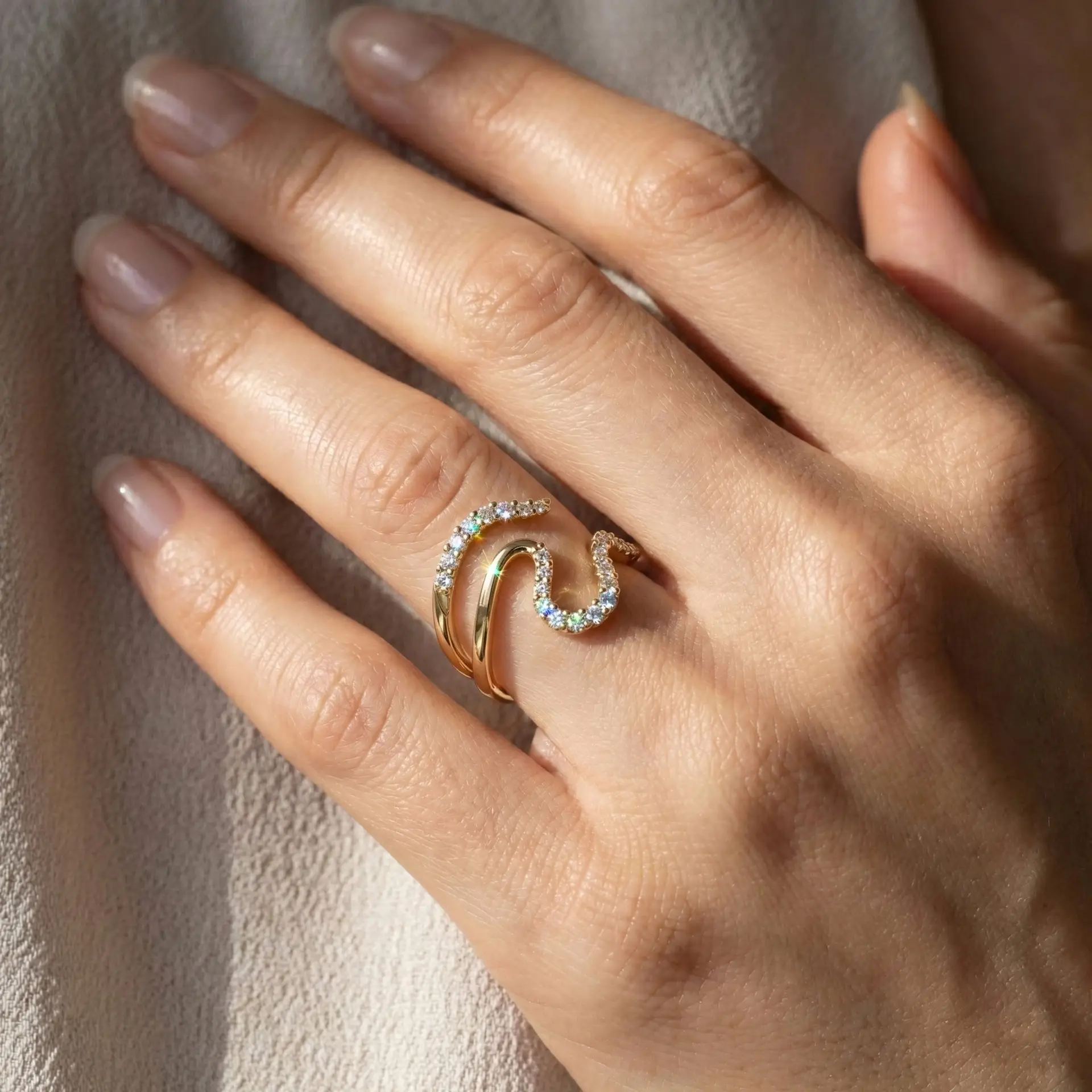 טבעת יהלומים עדן צהוב על יד